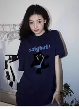 大人可愛いデザイン！カートゥーンキャットプリントのコットンTシャツ【ラウンドネック・半袖・濃紺・大きいサイズ】