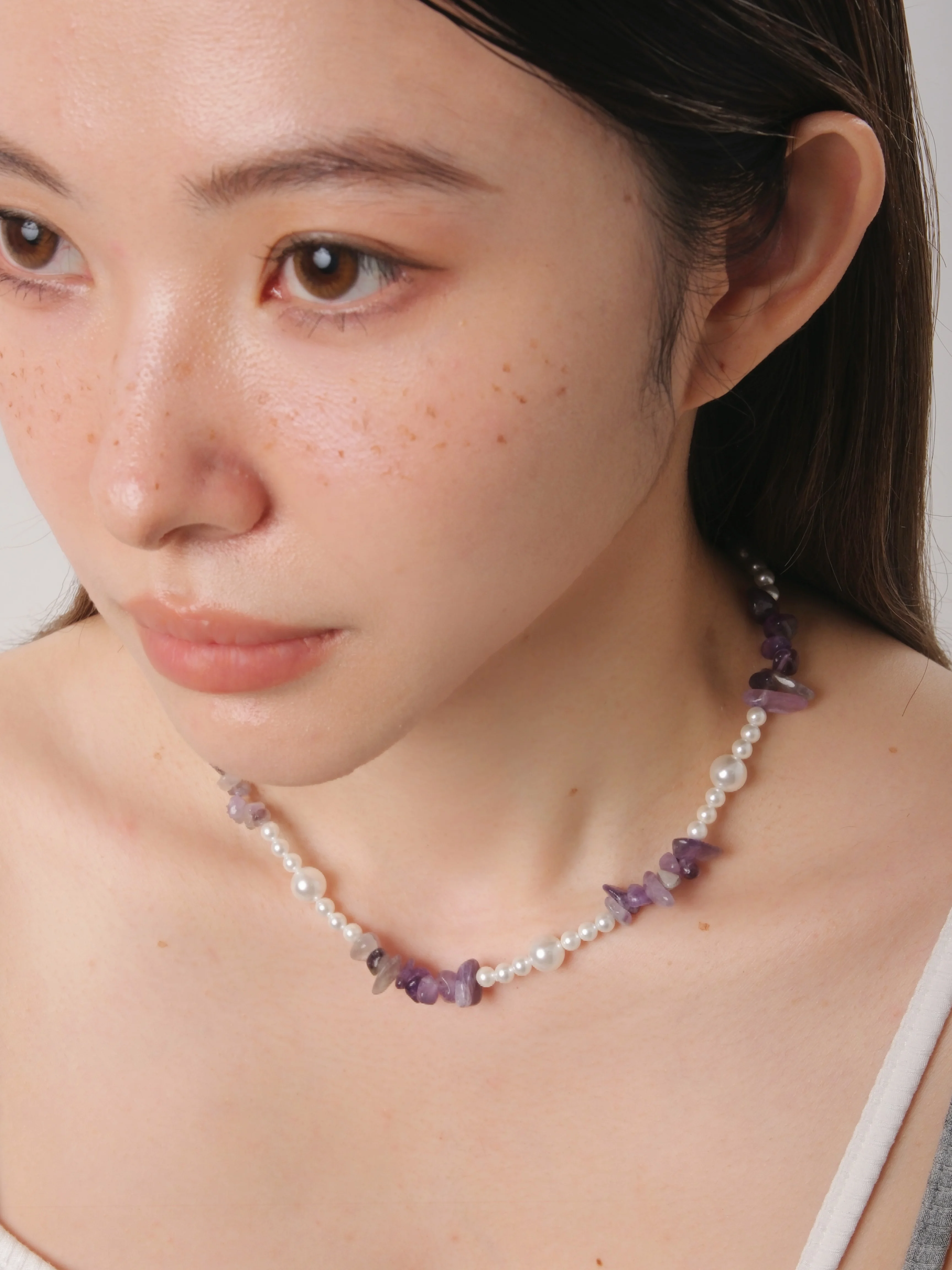 アクアマリン ネックレス：レースと紫水珍珠の組み合わせで実現する洗練されたデザイン
