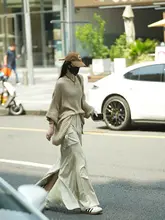 白色のゆったりしたクルーネックニットセーター【春季用・女性用・ナチュラルテイスト】
