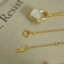 ロマンティック孔雀石貝殻ハートペンダント純銀ネックレス【軽やかで上品なデザイン・ロック・ケーブルネック】