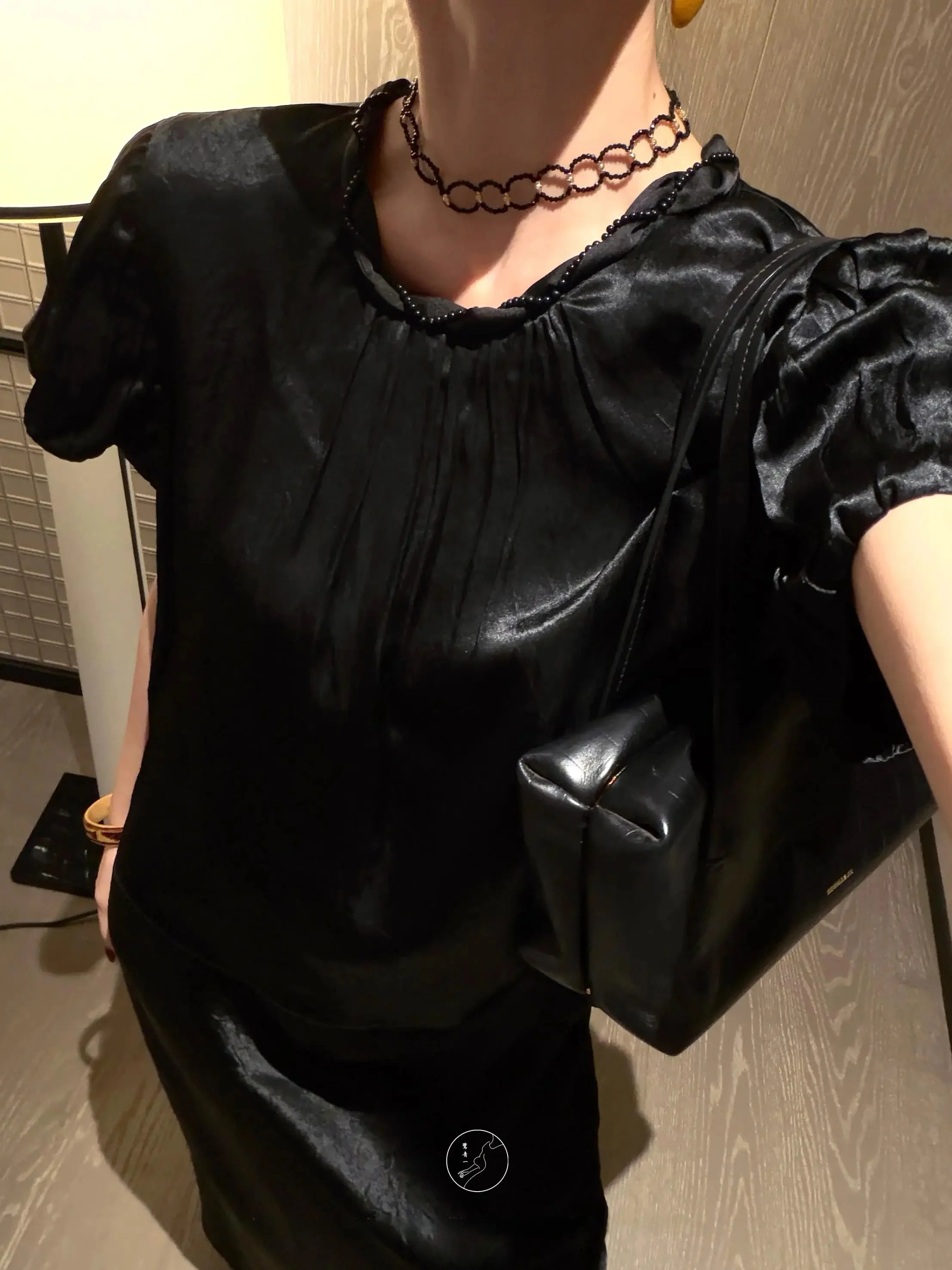 20代の女性が今流行りの服を選ぶとき、どうやって「優雅さ」と「カジュアルさ」を両立させるの？