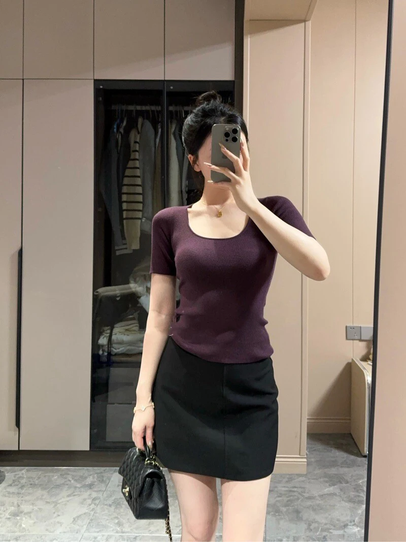 30代の女子会コーデで悩むなら、この優しいピンクのニットトップスが救う！