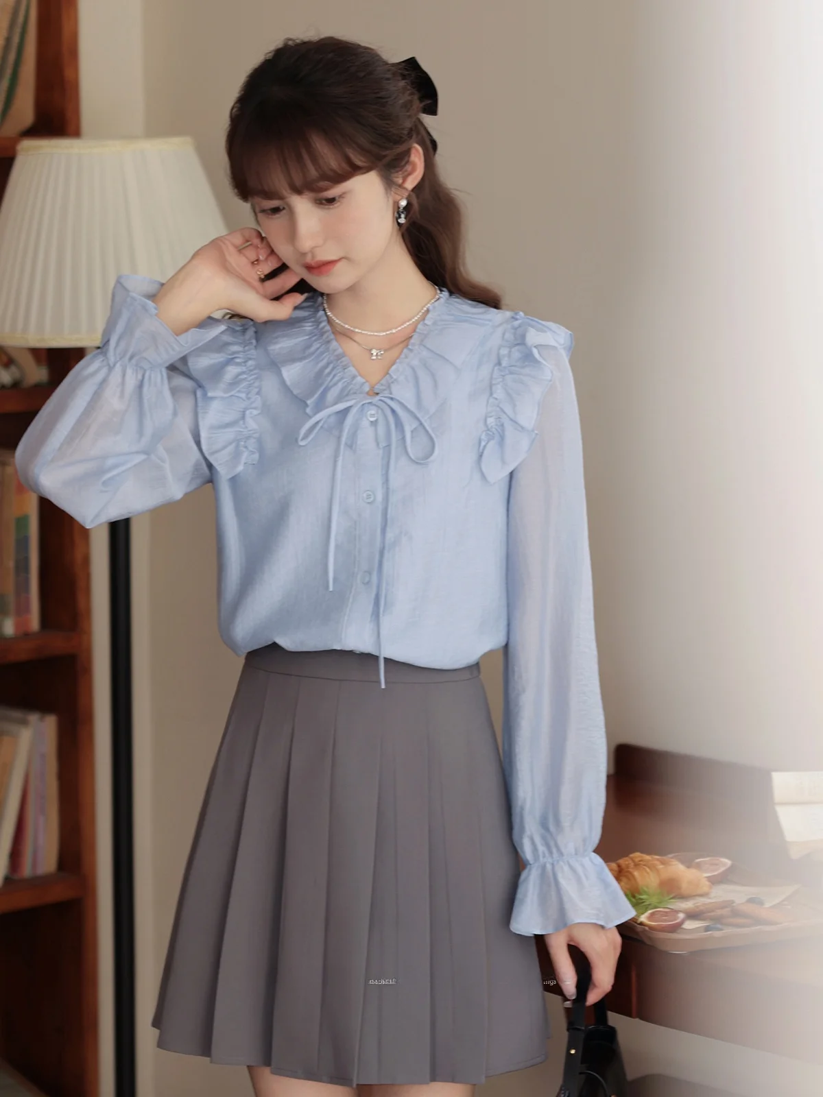 10月中ばに着る服装はどう選ぶ？50代女性の秋旅行ファッションに最適なベストとスカートのセットアップとは