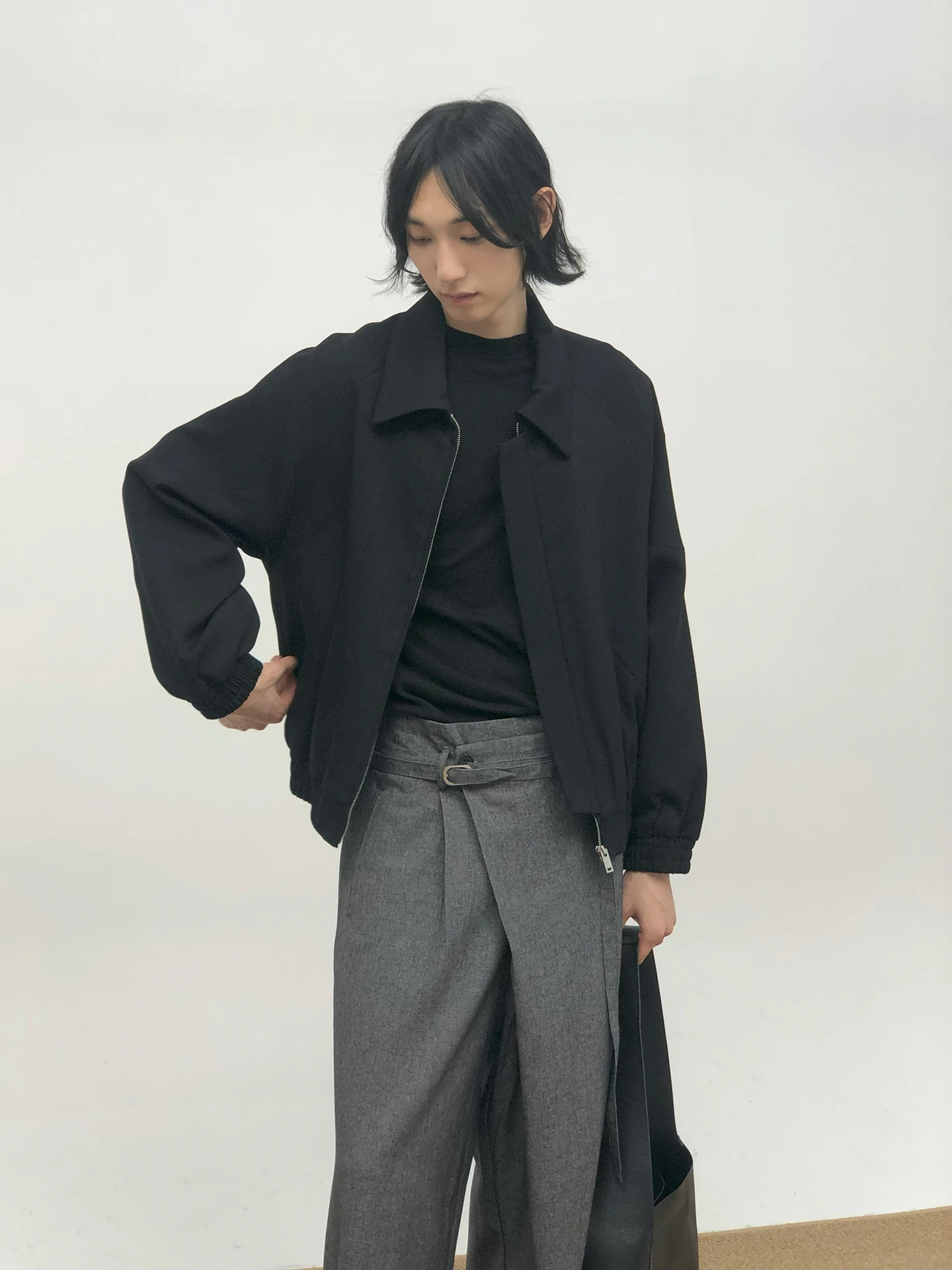 ジャケット スキニー：短丈デコンストラクションジッパージャケットのシルエットと実用性