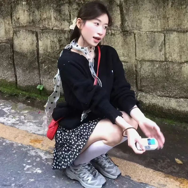 黒地花柄ハイウエストフレアスカートセットアップ：通勤シーンでの実用性と着用ガイド