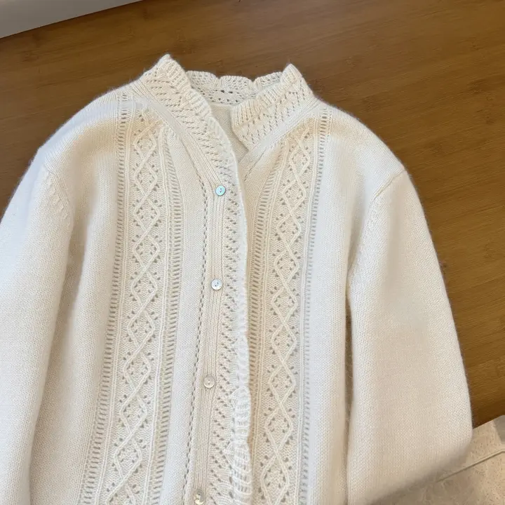 春にぴったりなベージュのショートカーディガン【ウール混・フラワーボタン・極上の柔らかさ・女性用】