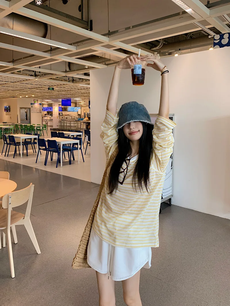 春にぴったりなイエローラインのTシャツとショートパンツセット：女 ライン と 女子 ライン の実用性を検証
