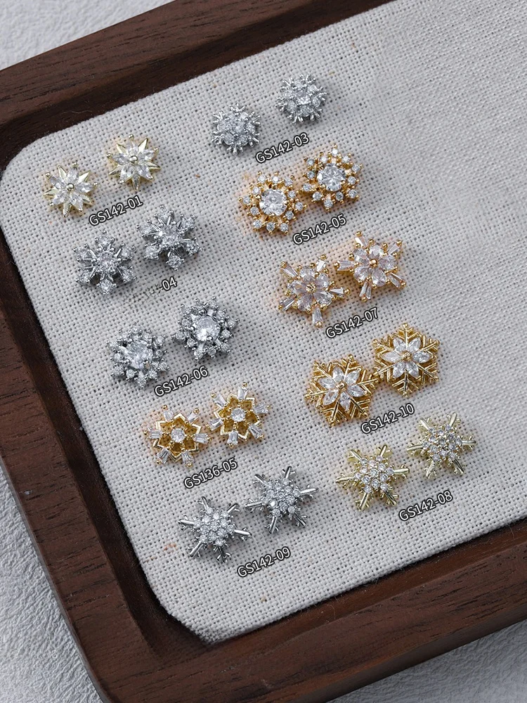 パリジェンヌネイルとローリングネイルの違いは？クリスマスネイルにぴったりな「雪の結晶ビジュー」で解決する