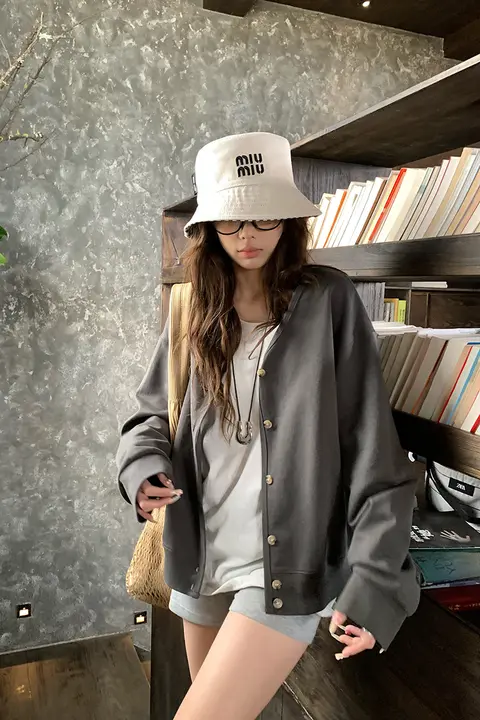 軽やかで快適！小ボタン付きカーディガン【防UV・フィット・グレー】
