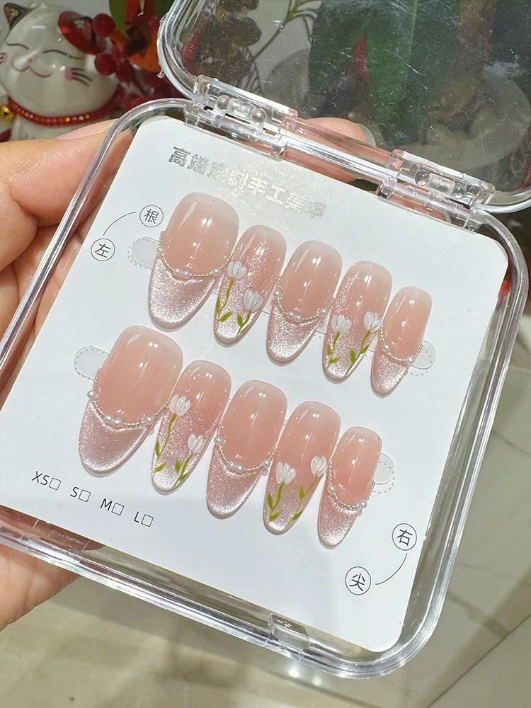 モードネイルはどんなデザインがおすすめ？チューリップの優しさが、日常の美しさを支える