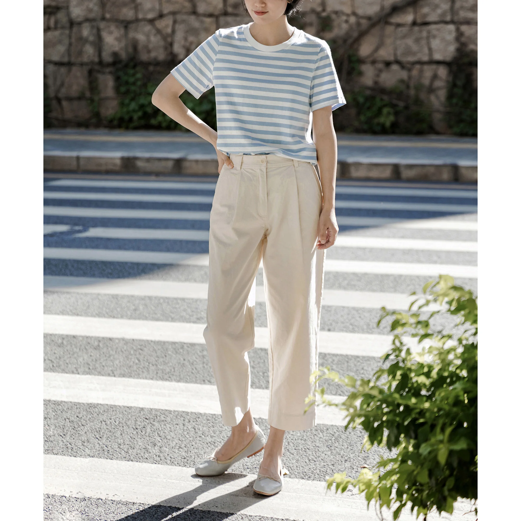 大人可愛いの本質とは？青と白ストライプTシャツで解くスタイルのバランス