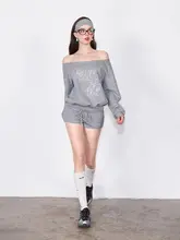 オフショルダーのリベット付き長袖スウェットシャツ＆ショートパンツ【極上の柔らかさ・デザイン性】（セットアップ対応）