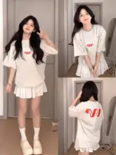 グレーのオーバーサイズ刺繍入りコットンTシャツ【半袖・ルーズフィット・カジュアルスタイル】