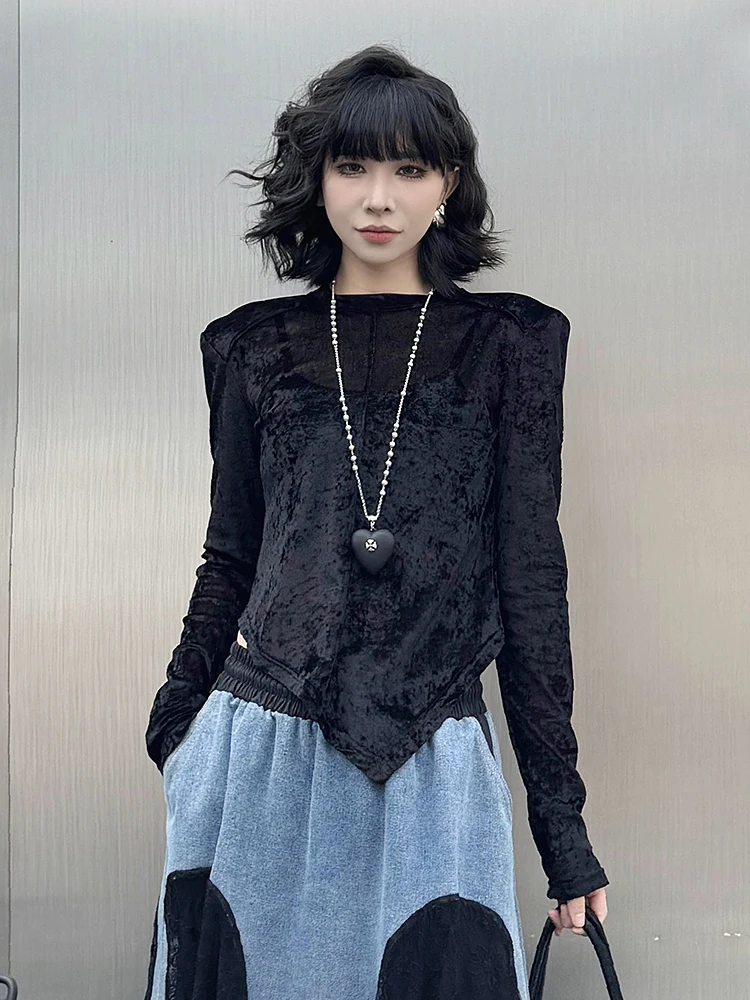 デザイン性の高いパッド入りTシャツ【スリムフィット・春秋用・スタイリッシュ】：女性向けの春・秋に最適な着用シーンと素材特性