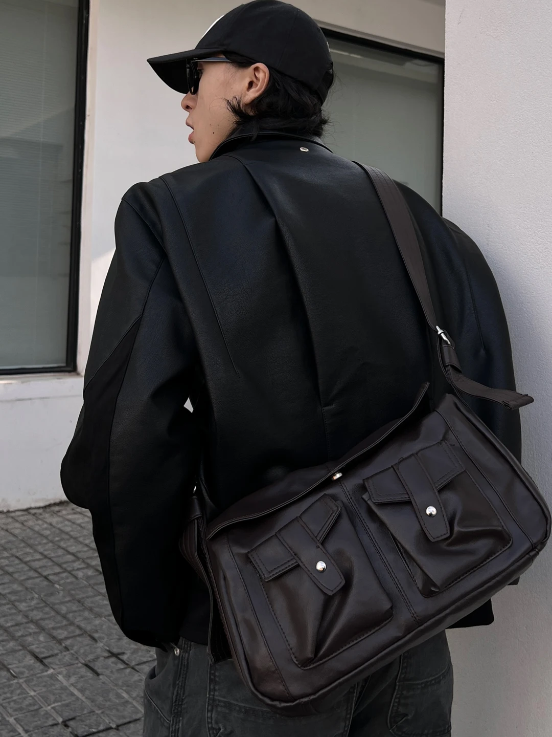 斜めがけトートをどう選ぶ？リアルな使い方と、今こそ注目すべき「レトロスタイルのシングルショルダー」の秘密
