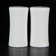 純白の陶器製調味料入れ【有孔デザイン・胡椒瓶・塩入れ】