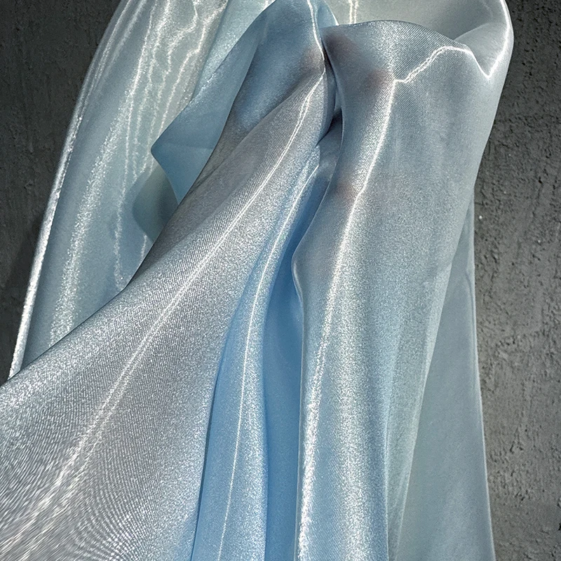 光沢のある加厚水光ファブリック：クリスタルサテン質感の布艺装饰用途ガイド