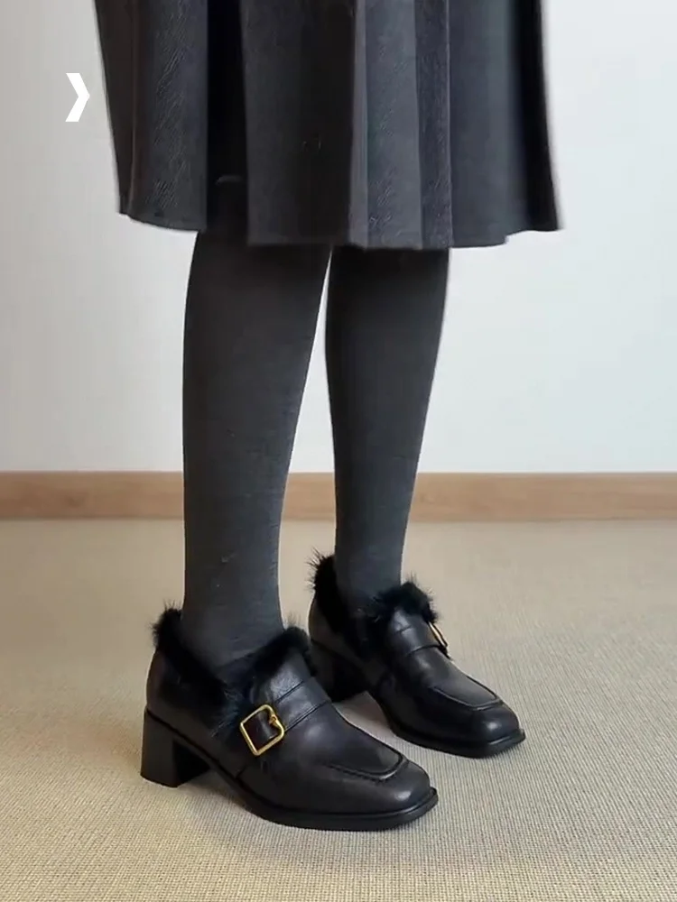 牛革製ヴィンテージ風加絨ローファー：女性向け通勤スタイルの実用性とデザイン特性