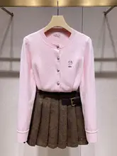 学院風の若々しい印象！ピンクのニットカーディガンとプリーツスカート【秋冬用・二点セットアップ対応】