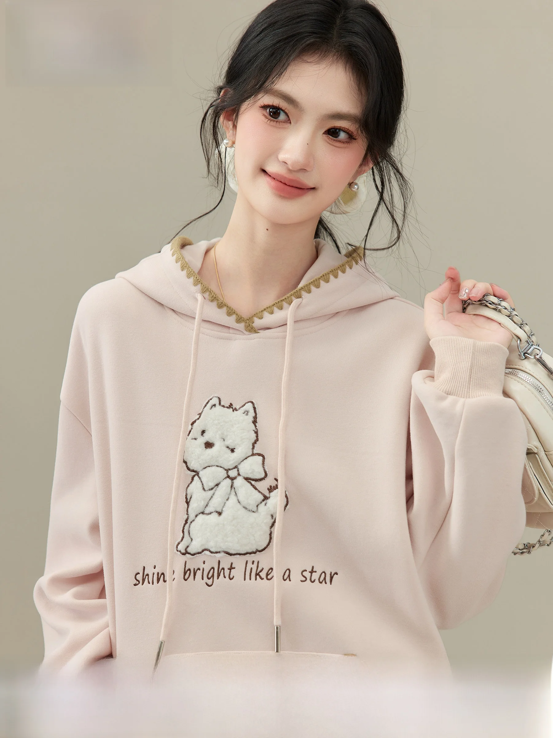 ピンクフーディー【刺繍デザイン・ゆったりシルエット】：かわいいスウェットとしての実用性と選定基準