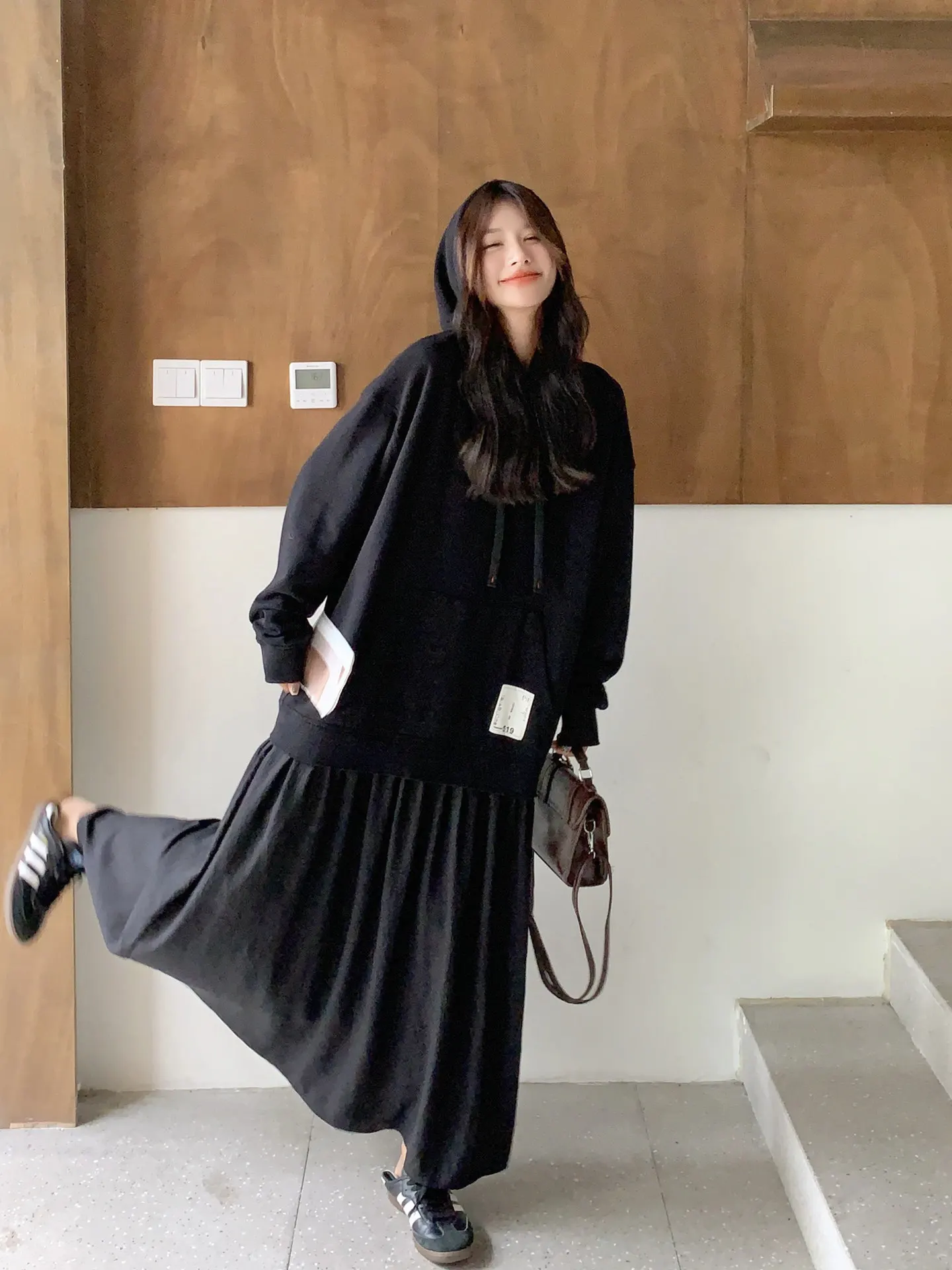 ロングワンピースコーデで失敗しない方法は？黒のゆるシルエットフード付きワンピースが解決する3つの理由
