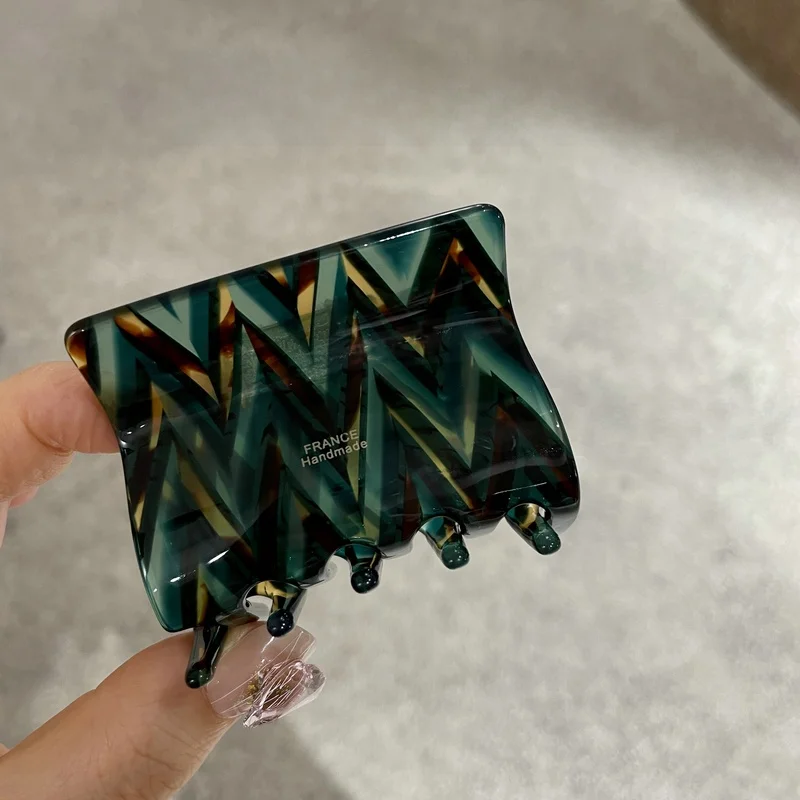 フランス輸入のグラデーションスクエアヘアクリップ：かっこいいヘアアレンジ ミディアムの実用性とデザイン解析