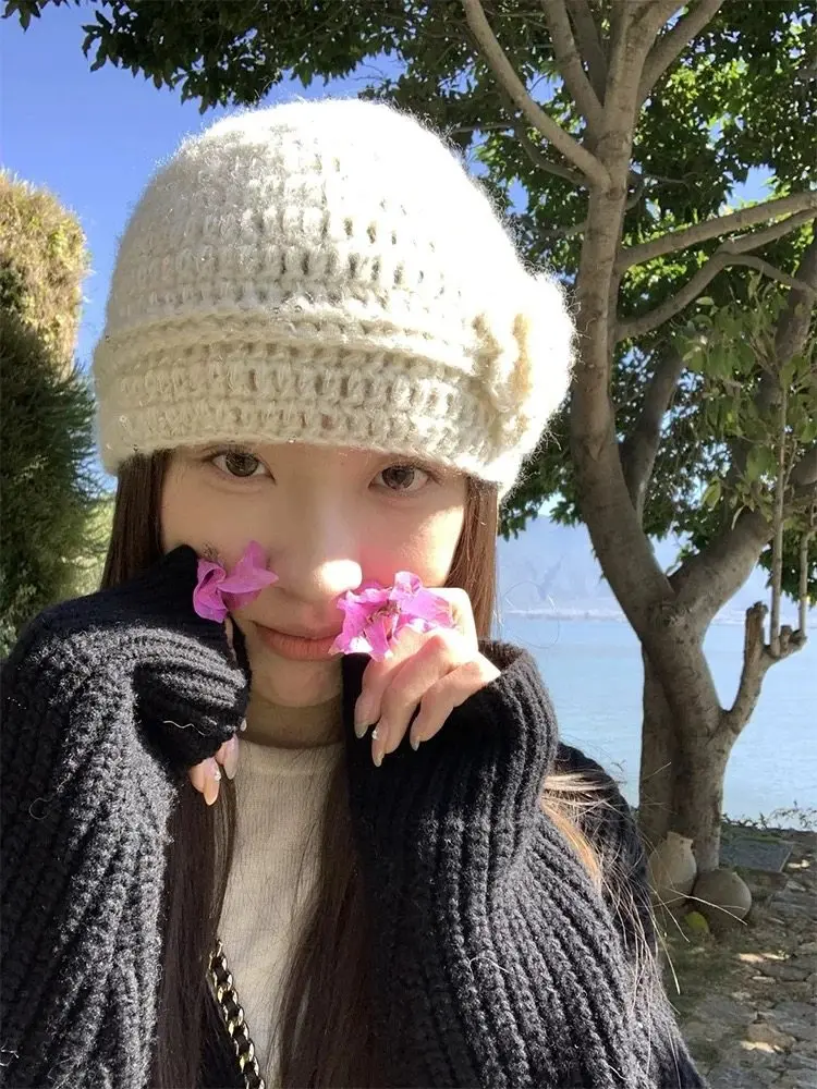 立体花デザインの細編みニット帽：女性向け冬用高級感と防寒機能のバランス