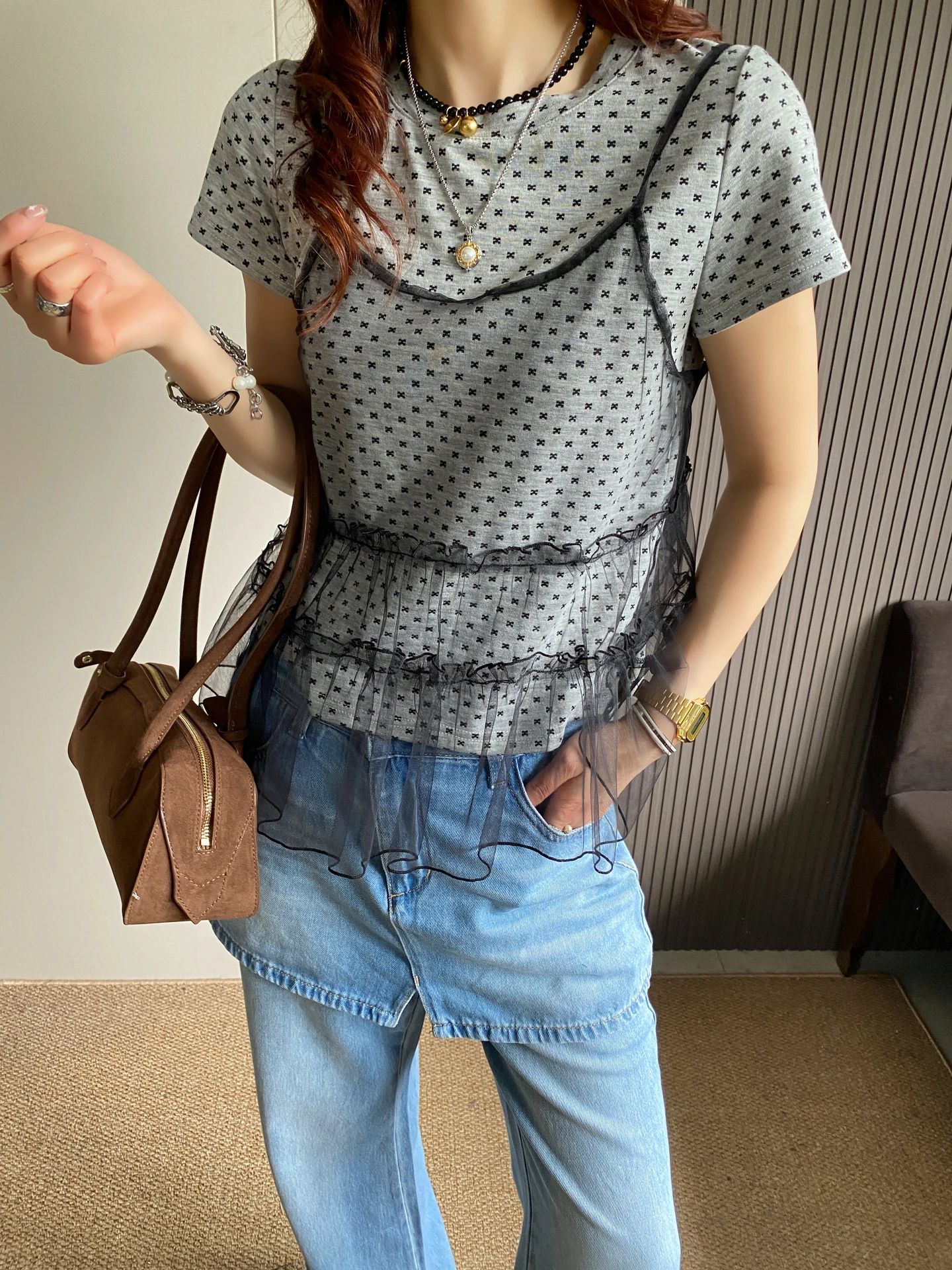 2026夏コーデで失敗しない「網状シフォンキャミソールとドット柄Tシャツ」の選び方とは？