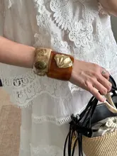 デザイン性の高い琥珀色の幅広アクリルブレスレット【宝石内蔵・扇貝樹脂製】