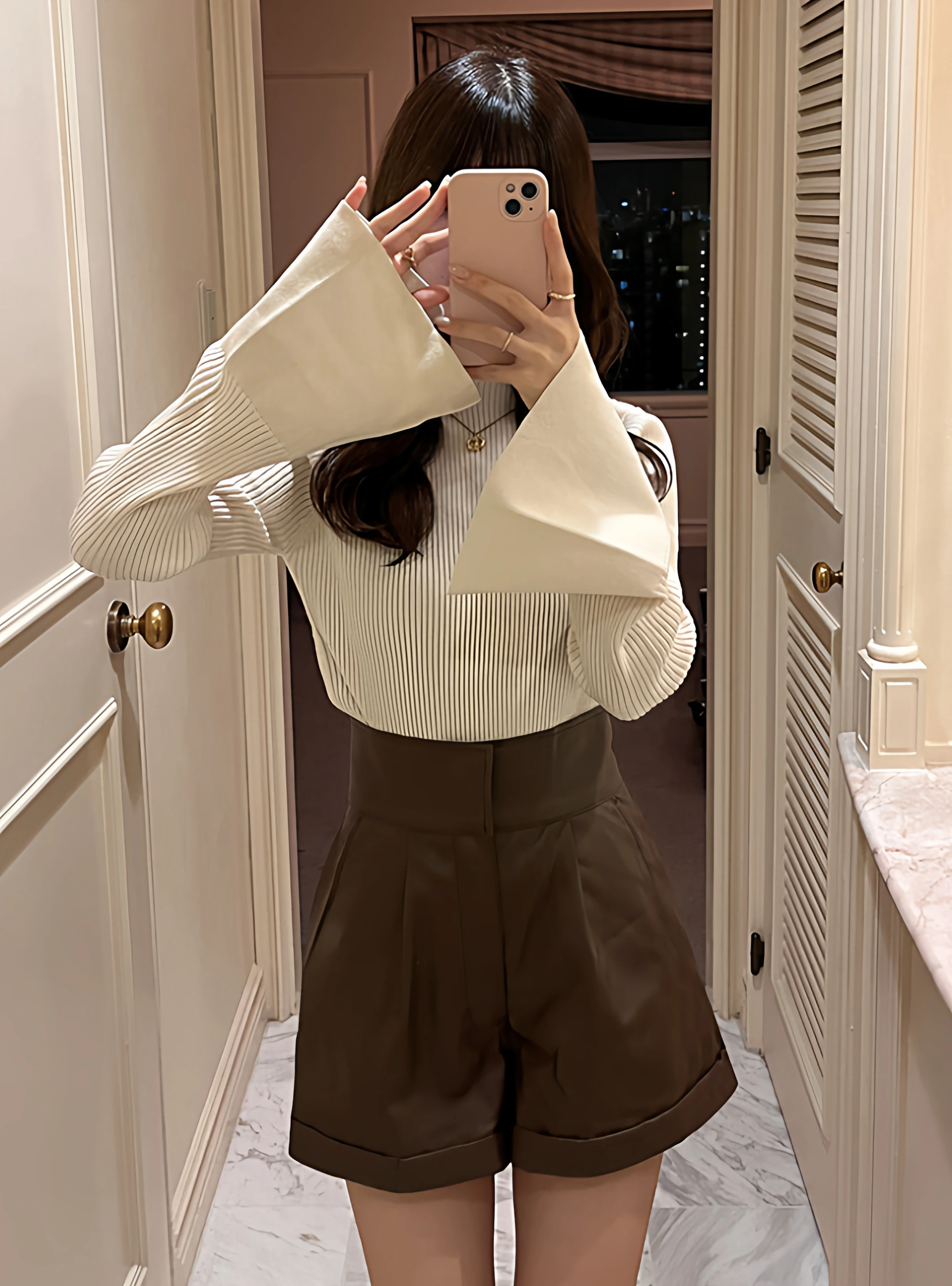 ラウンドネックニットトップス【フィット感・ハイネック・フレアスリーブ】の特徴と実用シーン