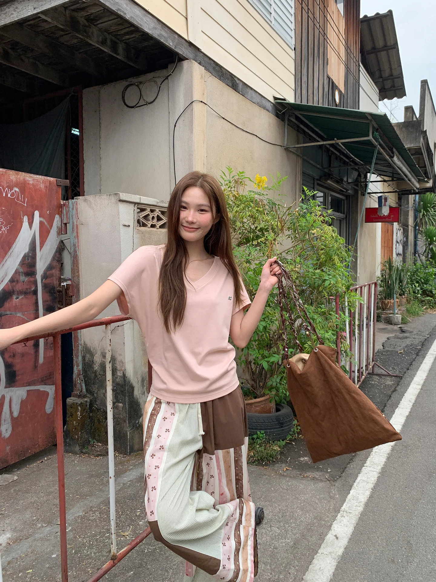 40代の女性にぴったりなカジュアルコーデは、黒のVネックTシャツで決まる？