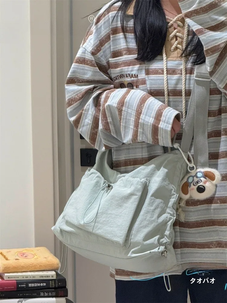 皺入りドローストリングショルダーバッグ：男女通用の大容量カジュアルバッグの実用性と使い方