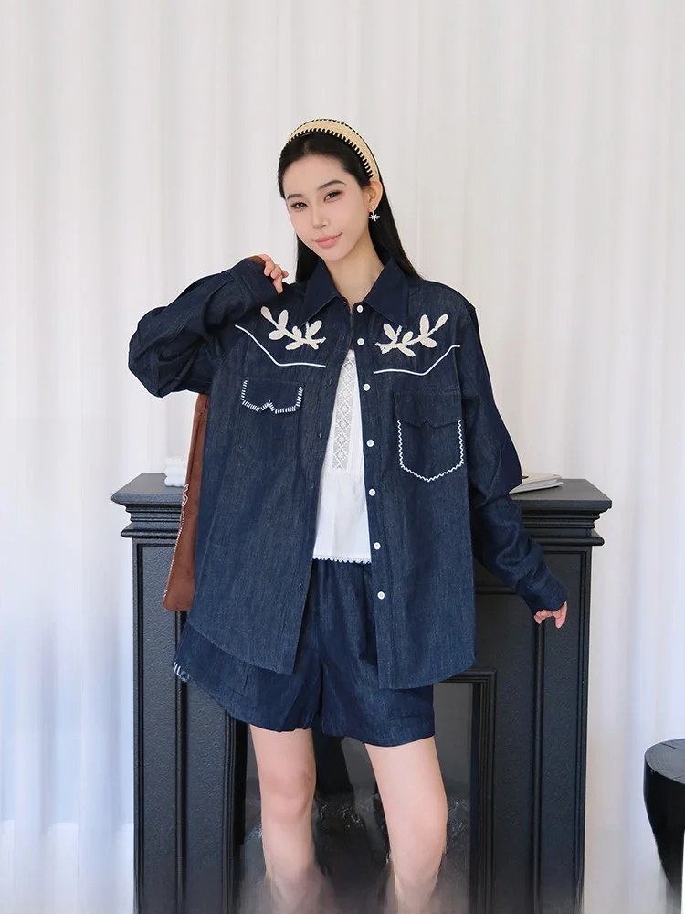 デニム オン デニム に悩むなら、この花柄シャツが救う理由は？