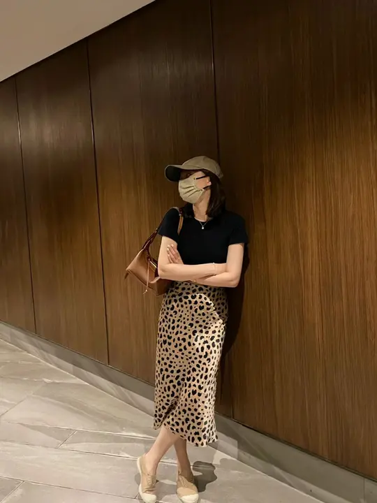 極上の柔らかさのサテン風豹柄ロングスカート【ウエストゴム・シンプルデザイン】（セットアップ対応）