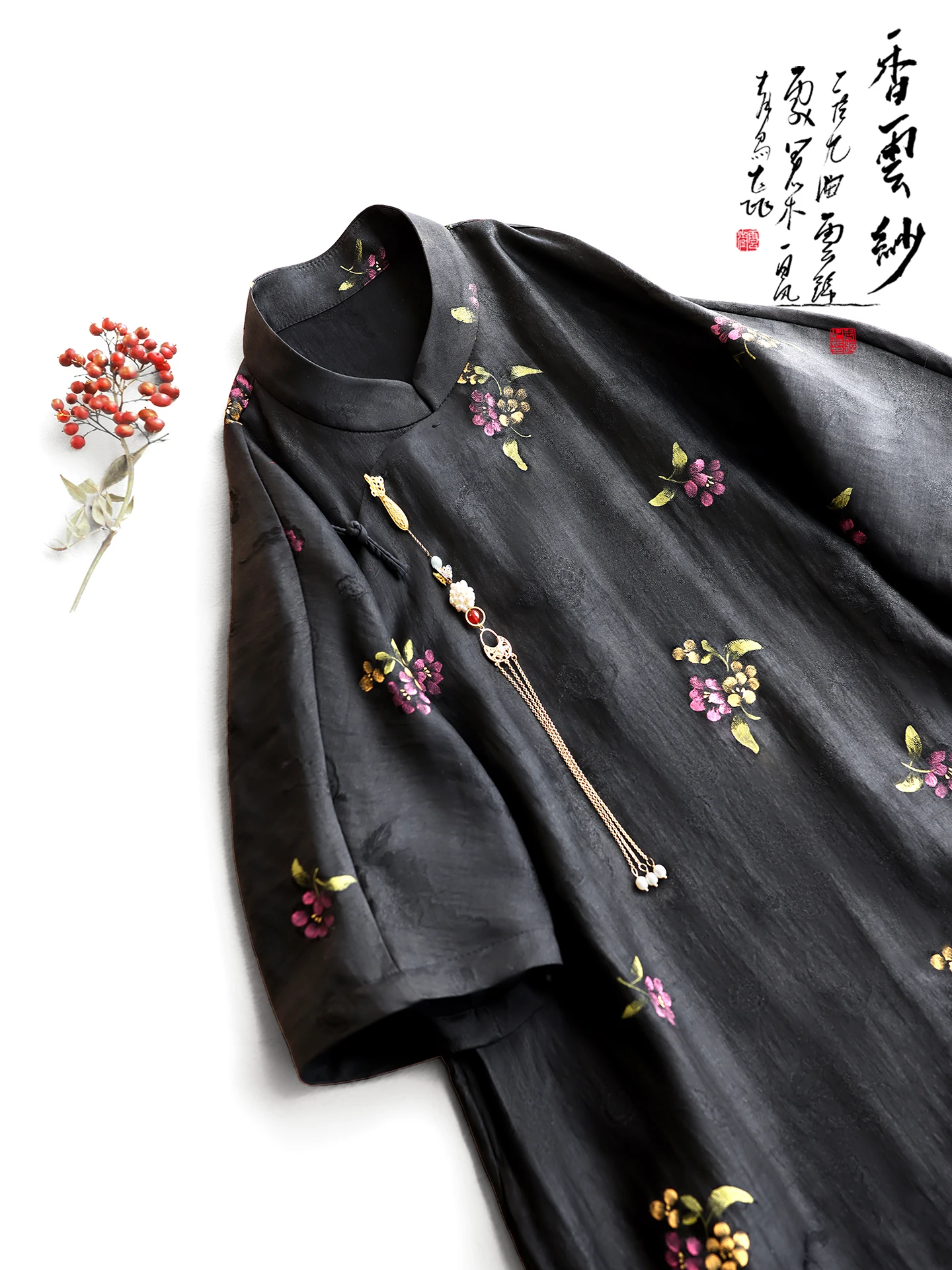 チングサムを着るとき、どう選ぶ？手描きの花柄シルクドレスが日常に溶け込む理由