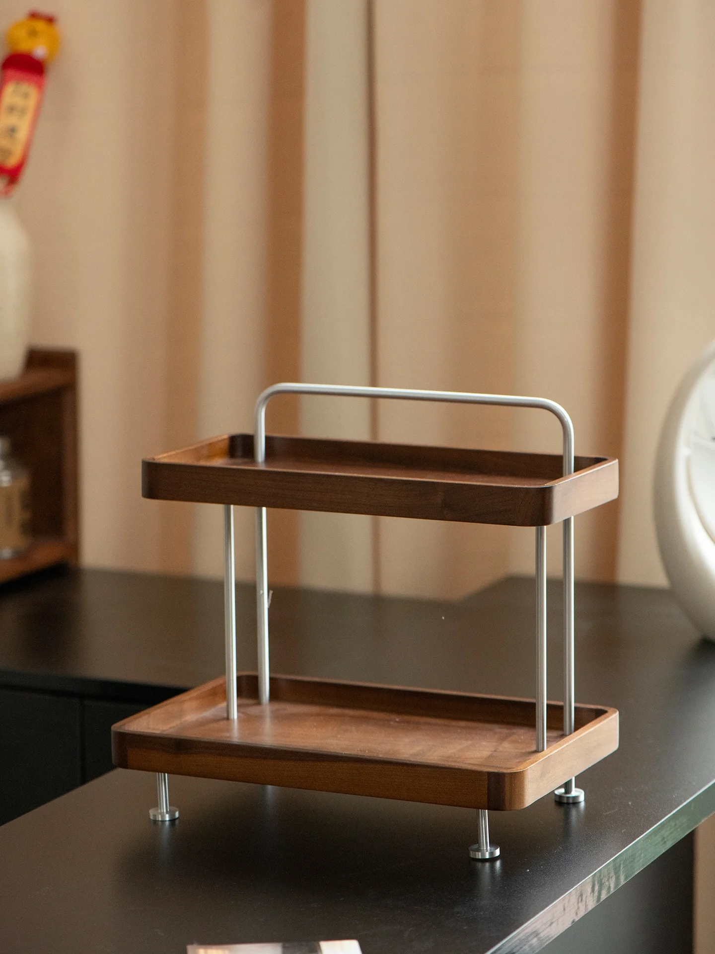 高級感ある木製ドレッサー：二層構造で小さな空間でも効率的な収納を実現