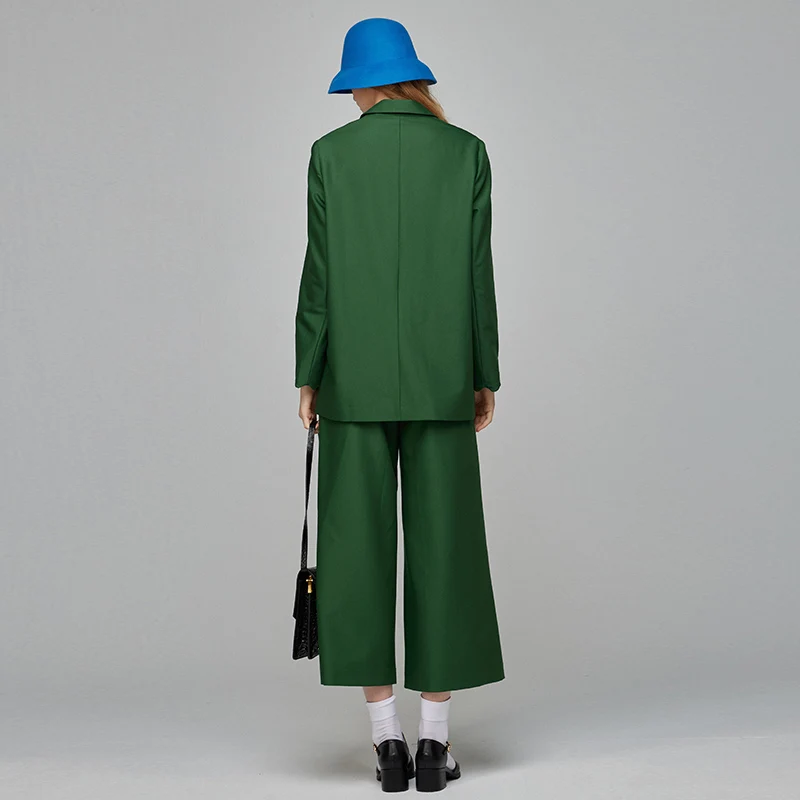 黒いズボンに合う服は、本当にグリーンがベスト？