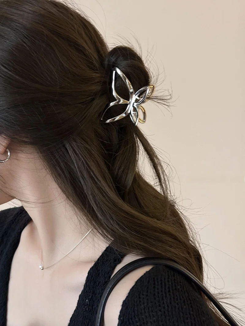 液体金属蝶型ヘアクリップ：ボブヘアに最適なシンプルで高級感のある固定スタイル