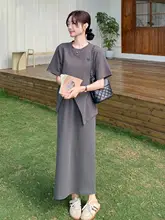 グレーのスリット入りショートスリーブトップスとスカートのセットアップ【スタイル・スリム効果・夏用】（セットアップ対応）