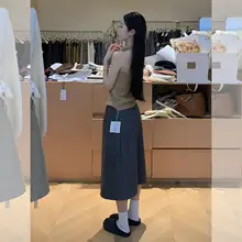 カーキ色のハイネックニットトップスとワイドパンツのコーデ（セットアップ対応）