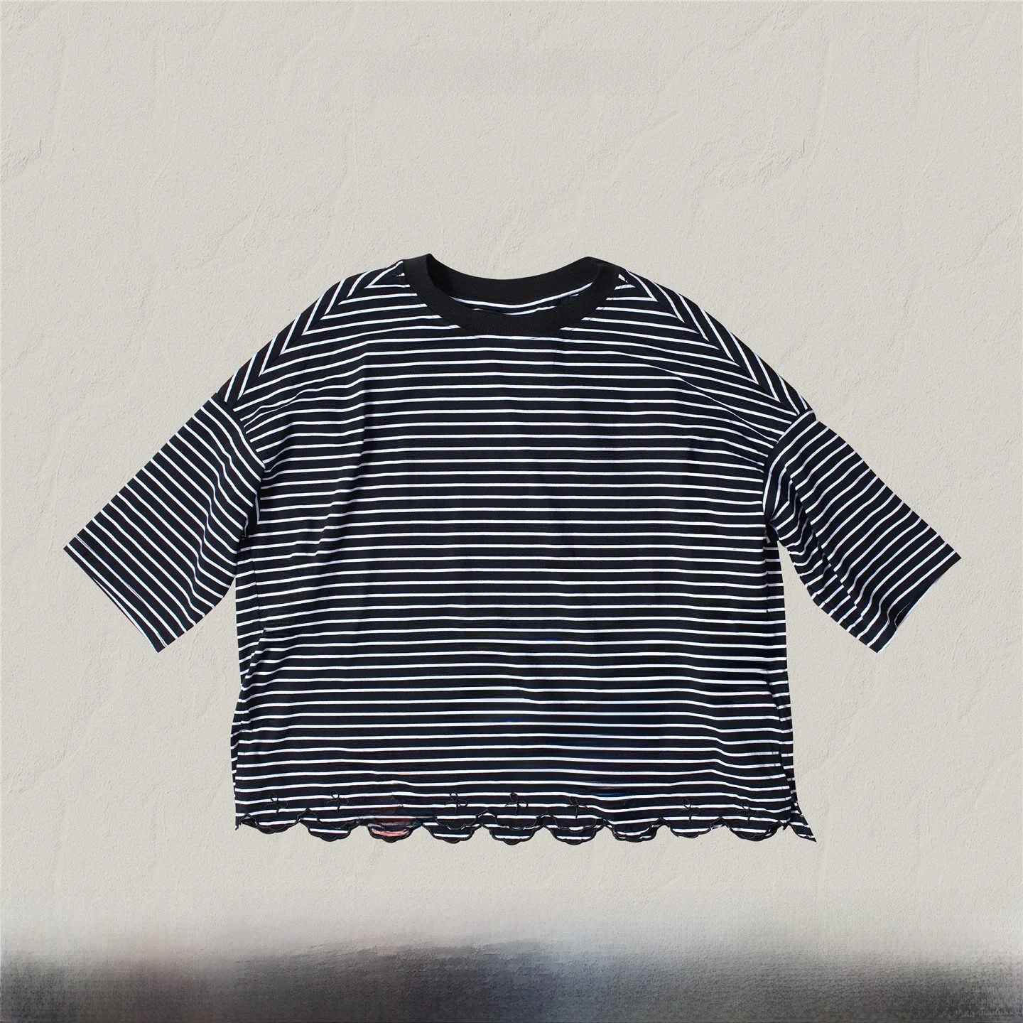 7部袖Tシャツはどう選ぶ？黒白ストライプの夏用アイテムが通勤・日常で活躍する理由