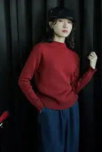 レトロデザインの赤いハイネックニットセーター【裏起毛・フィット感・秋冬用】