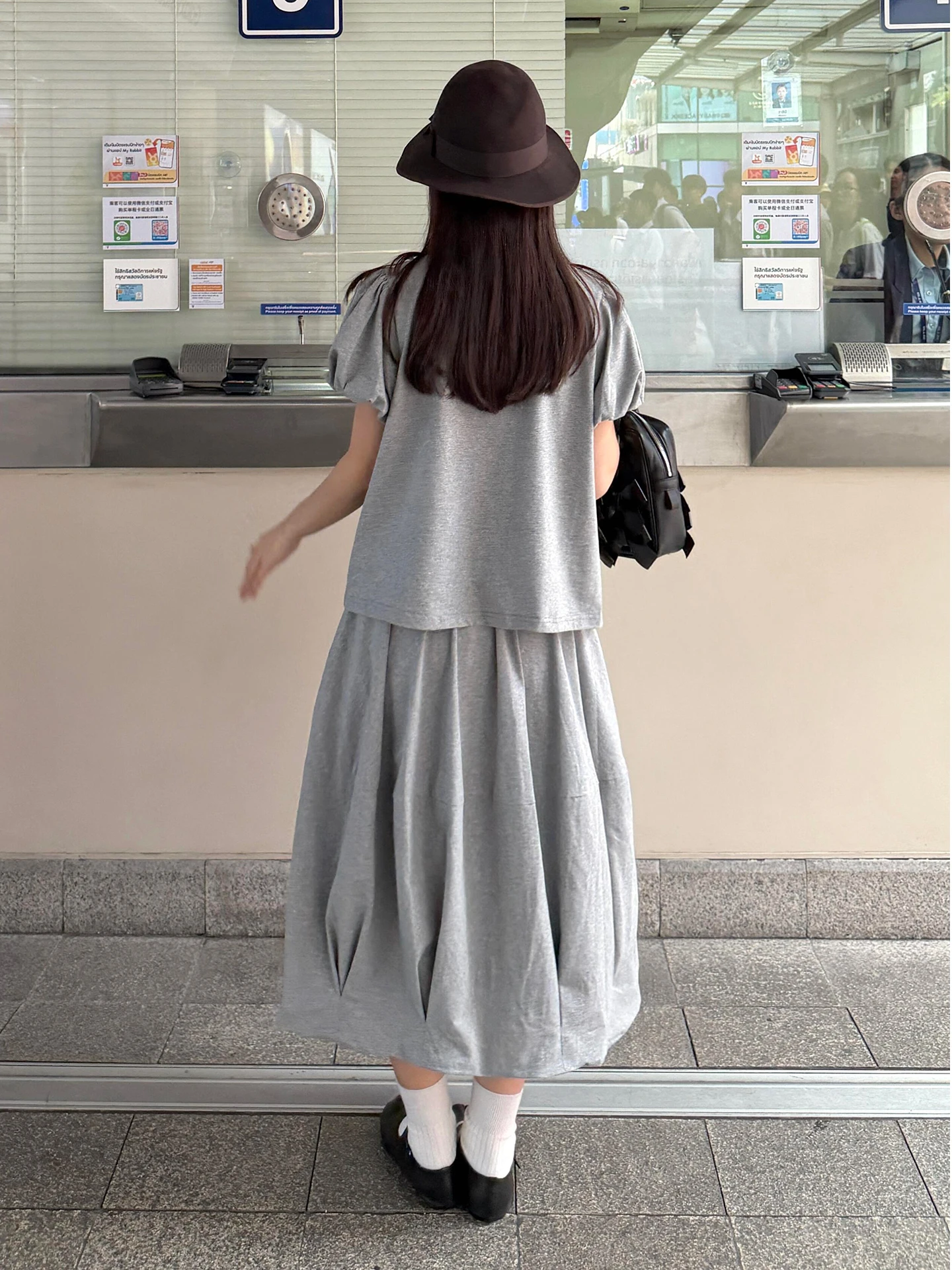花柄グレーの重工デザイン フレンチ風レディースTシャツとスカートセット：トレンドフェミニンの定義と実際の着用シーン