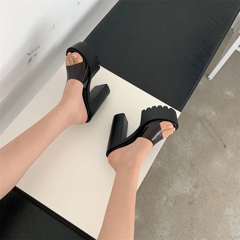 パカパカしないパンプスの選び方：透明ヒールクッションソールサンダルの実用性と素材特性