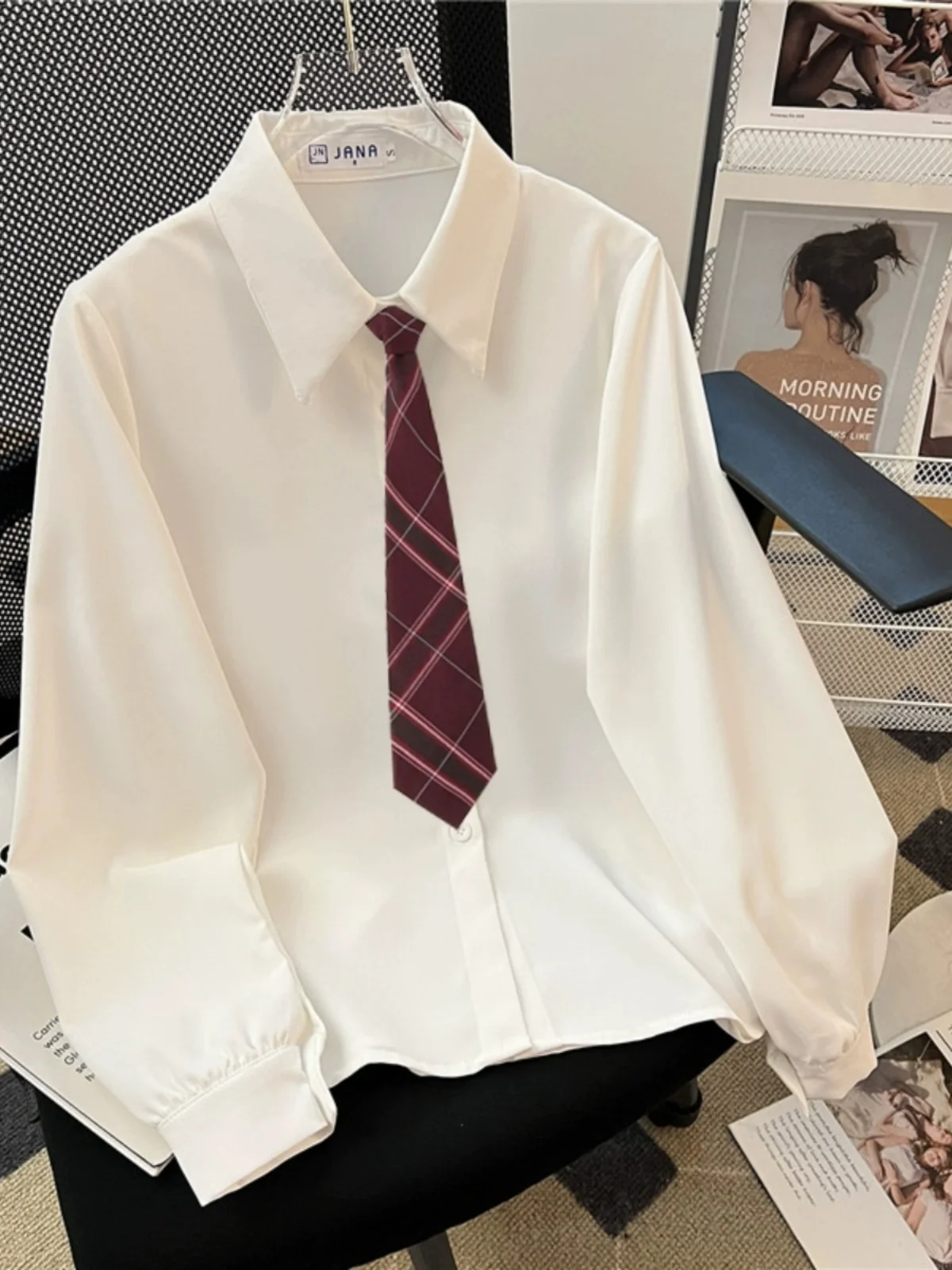 大人可愛い服 40代コーデの完全ガイド｜隠しボタンシャツで自然な可愛さを実現