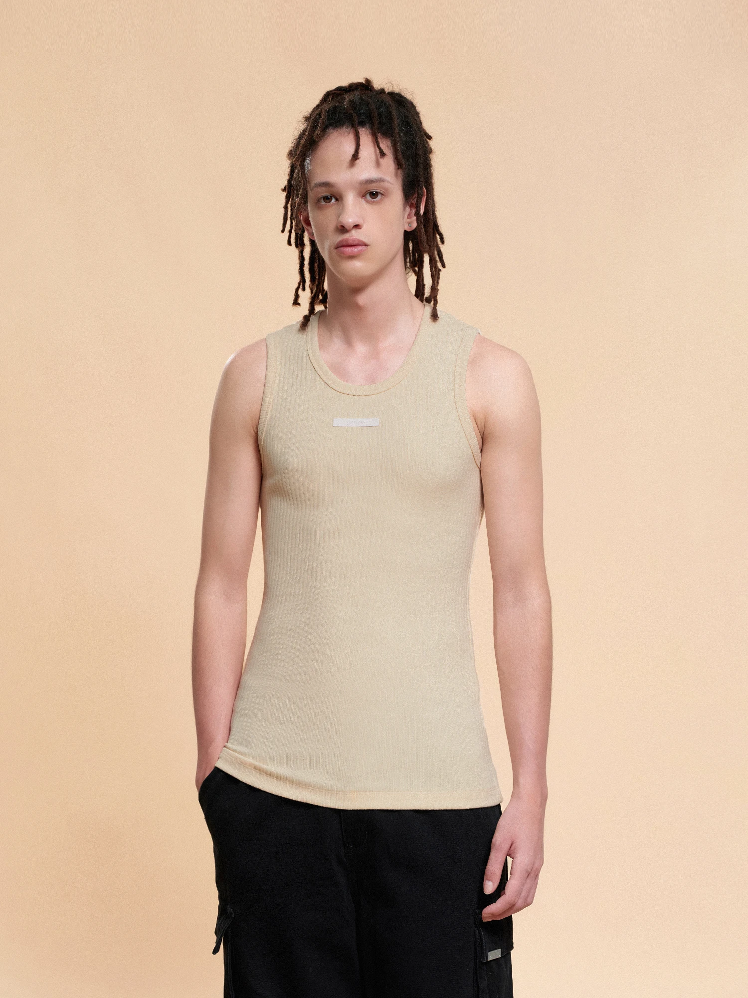 「tシャツイン」は本当に夏に着るべき？それとも、季節を越えて使えるアイテムなのか？