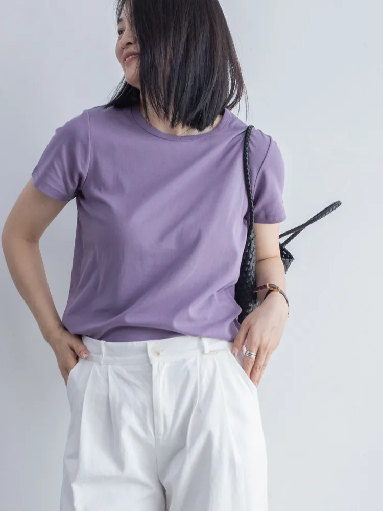 大人可愛いの本質とは？光沢感のある白Tシャツで解くスタイルのバランス