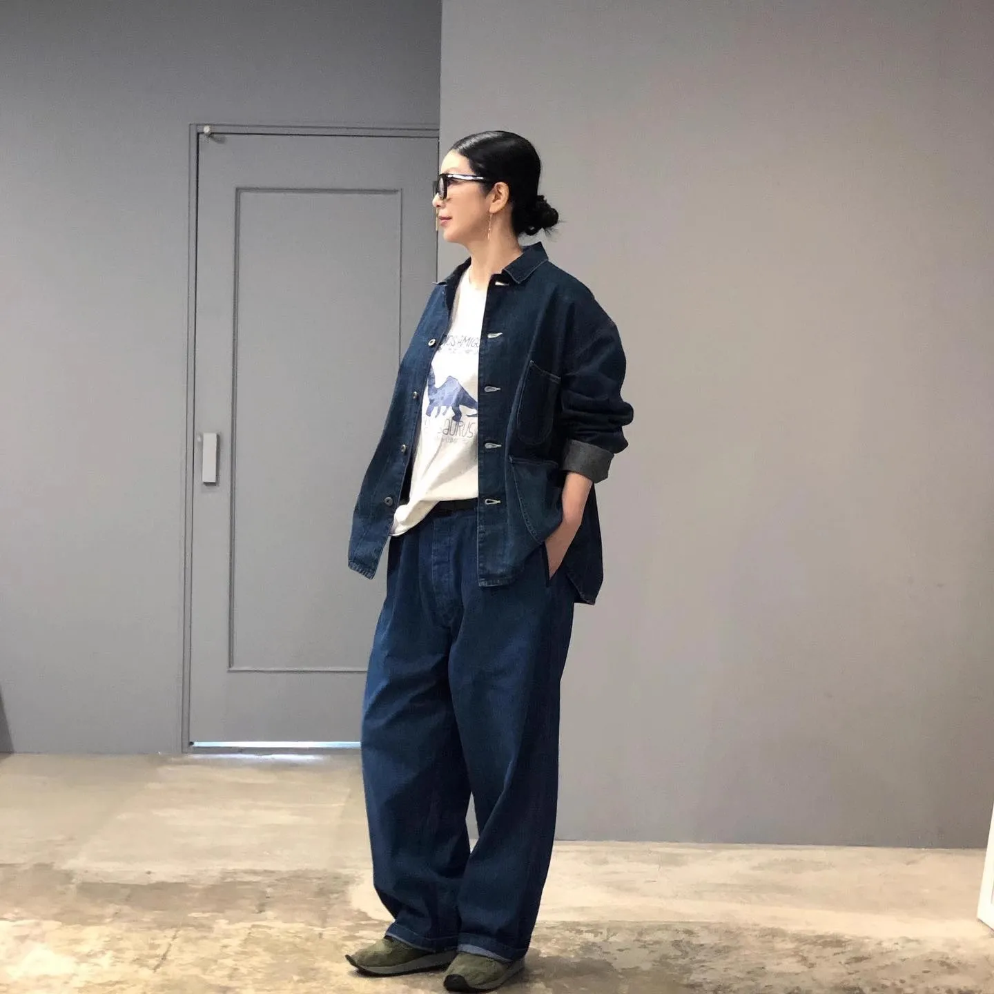 デニムジャケット コーデ 完全ガイド｜開襟・多ポケットで自然なスタイルを実現