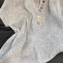グレーVネックカラフルボタン付きニット短袖Tシャツ【夏用・スリムデザイン・特別感あり】