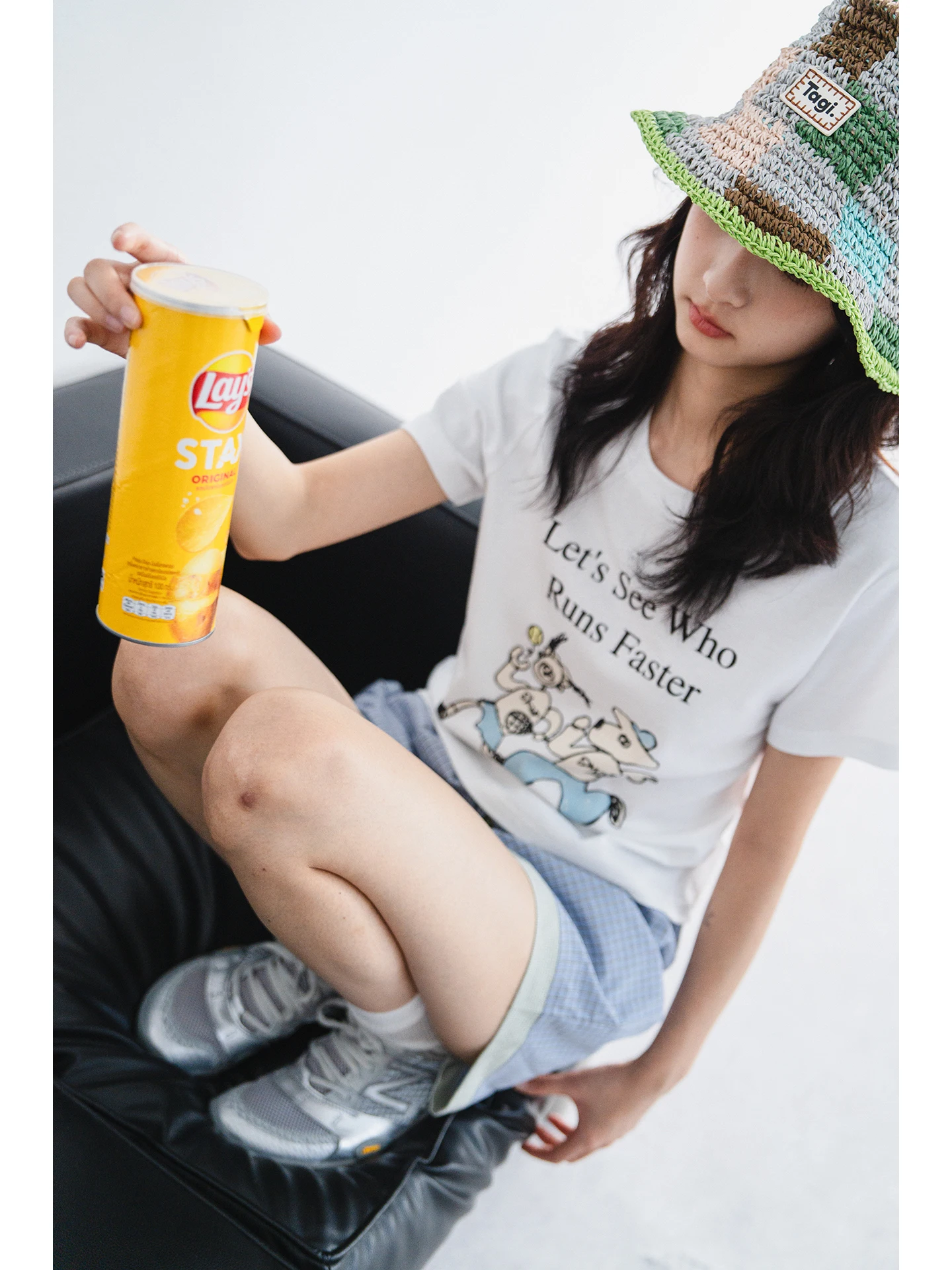 レトロなデザインのキャラクターTシャツ：夏用スリムフィットで通勤風を実現